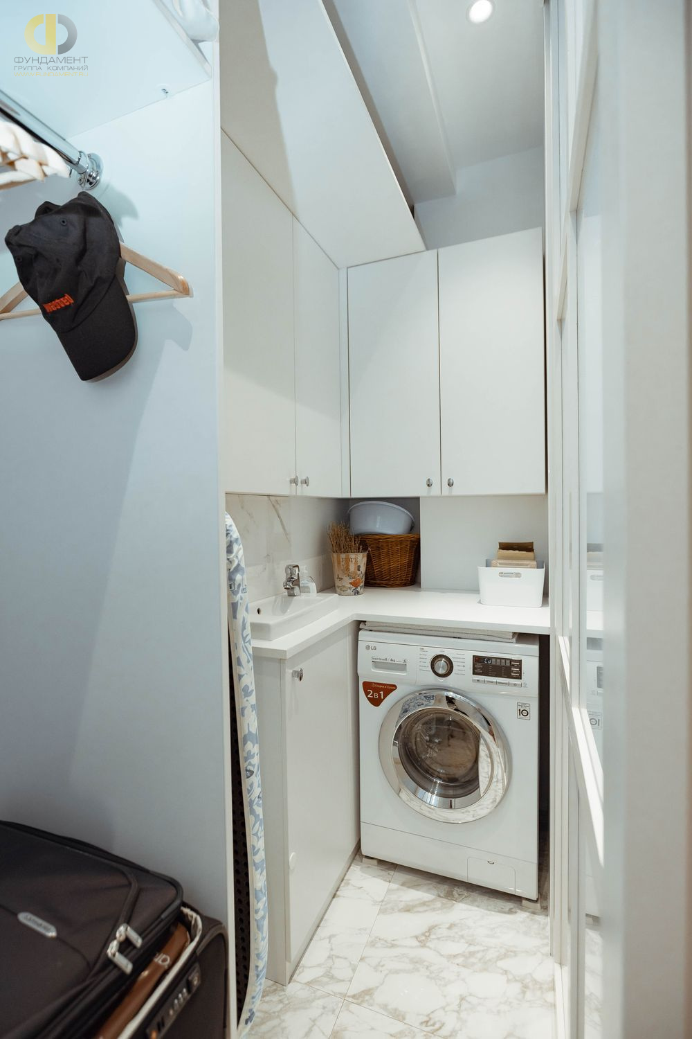 Дизайн интерьера гардероба в однокомнатной квартире 55 кв.м в стиле лофт – фото 32