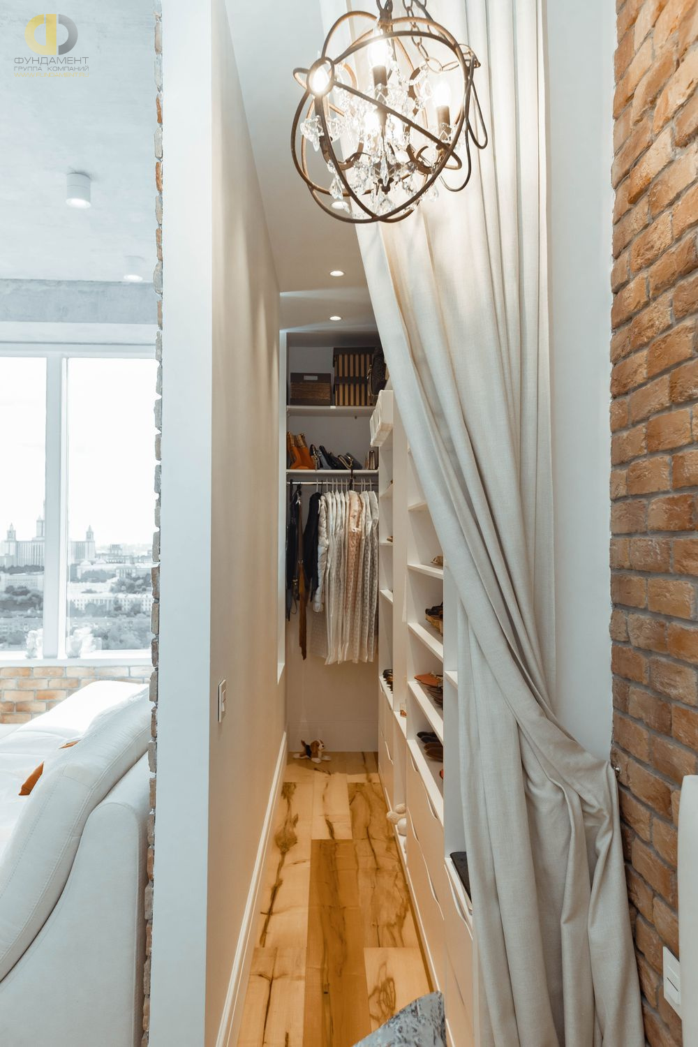 Дизайн интерьера гардероба в однокомнатной квартире 55 кв.м в стиле лофт – фото 11