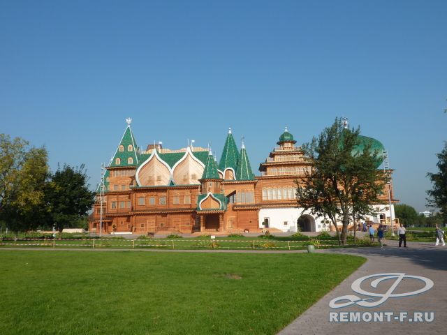 Воссоздание дворца Алексея Михайловича на территории Коломенского парка фото 2009 года