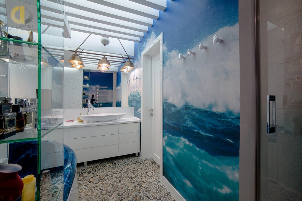 Ремонт ванной комнаты с полом в морском стиле. Фото интерьера