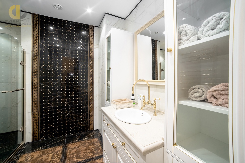 Стильная ванная комната плиткой Versace
