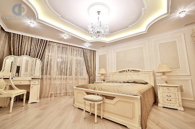 Неоклассическая спальня с многоуровневым потолком в квартире на ул. Новочеремушкинской