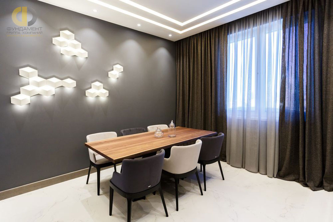 Интерьер минималистичной столовой с подсветкой на стене