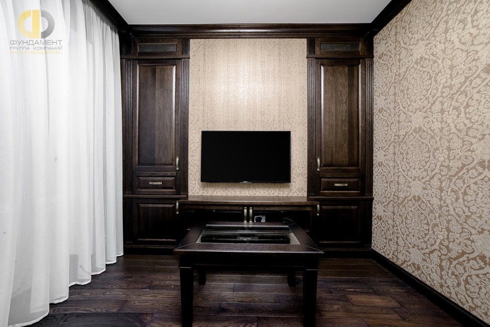 Геометричность линий в интерьере кабинета с деревянной мебелью