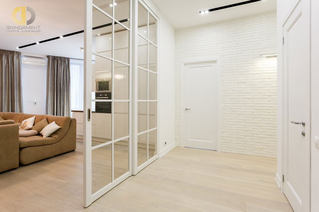 Интерьер квартиры в ЖК «Грюнвальд» с раздвижной стеклянной перегородкой
