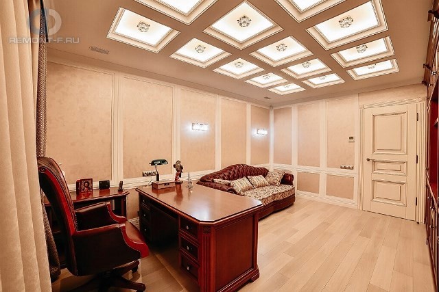 Интерьер кабинета с классическим кессонным потолком