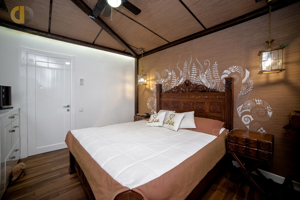 Спальня в колониальном стиле с деревянными балками в отделке потолка