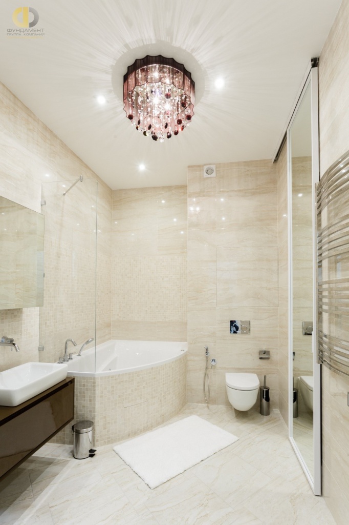 Бордовая люстра с подвесами в светлой ванной комнате