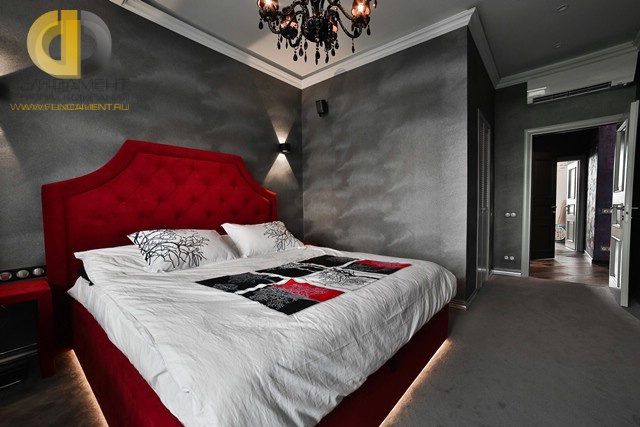 Ремонт спальни в стиле лофт в монохромных тонах с красной кроватью
