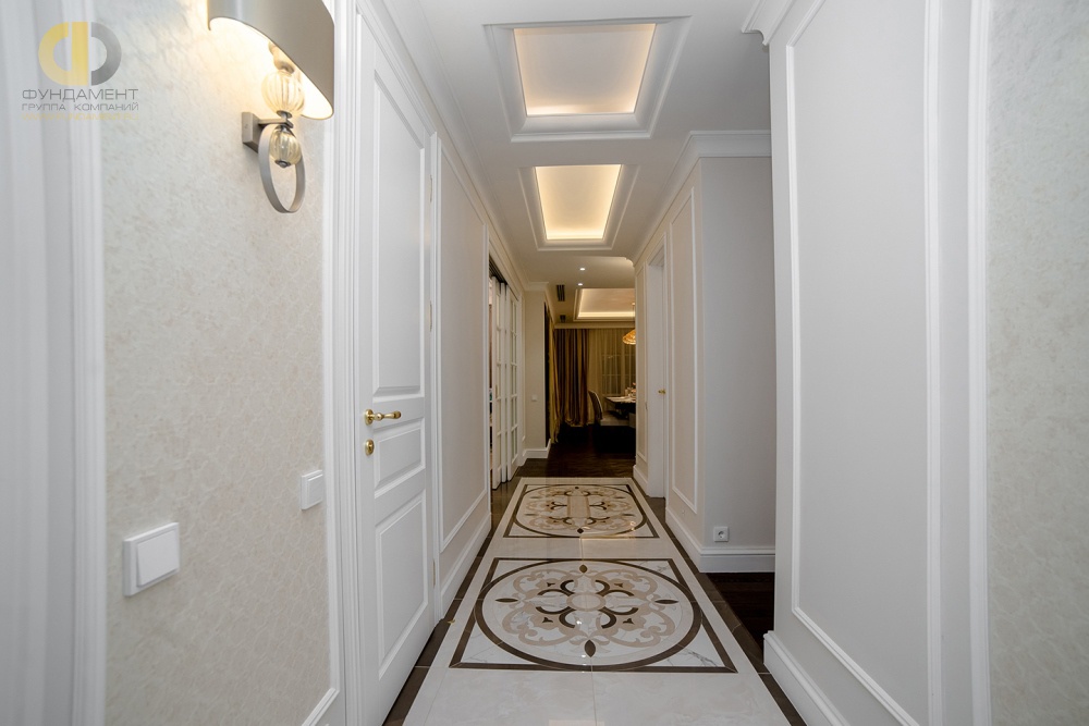 Дизайн коридора с имитацией второго света и декоративным полом