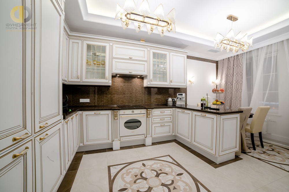 Интерьер белой кухни с классической мебелью