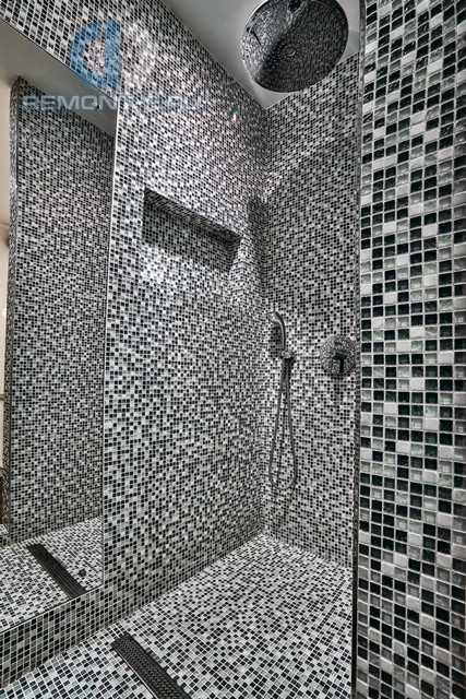 Интерьер ванной с мозаичной отделкой в трехкомнатной квартире на Ломоносовском проспекте