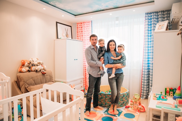 Денис, Ирина и их дети в детской комнате
