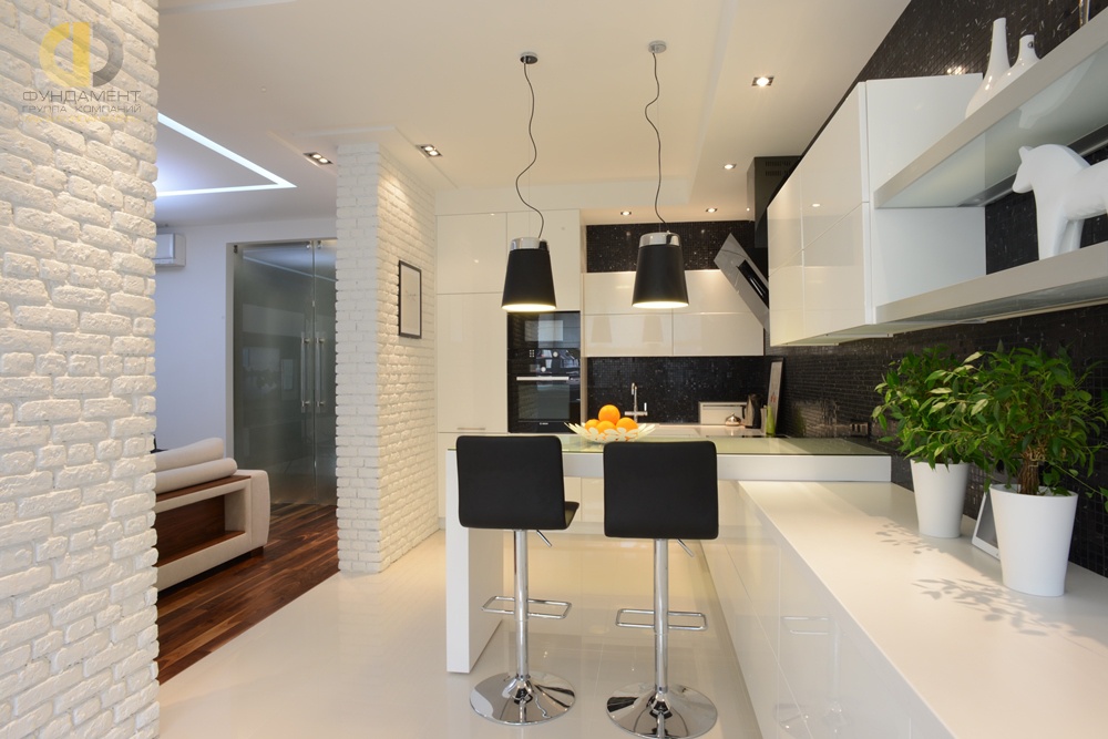 Белая кухня в стиле минимализм с барной стойкой