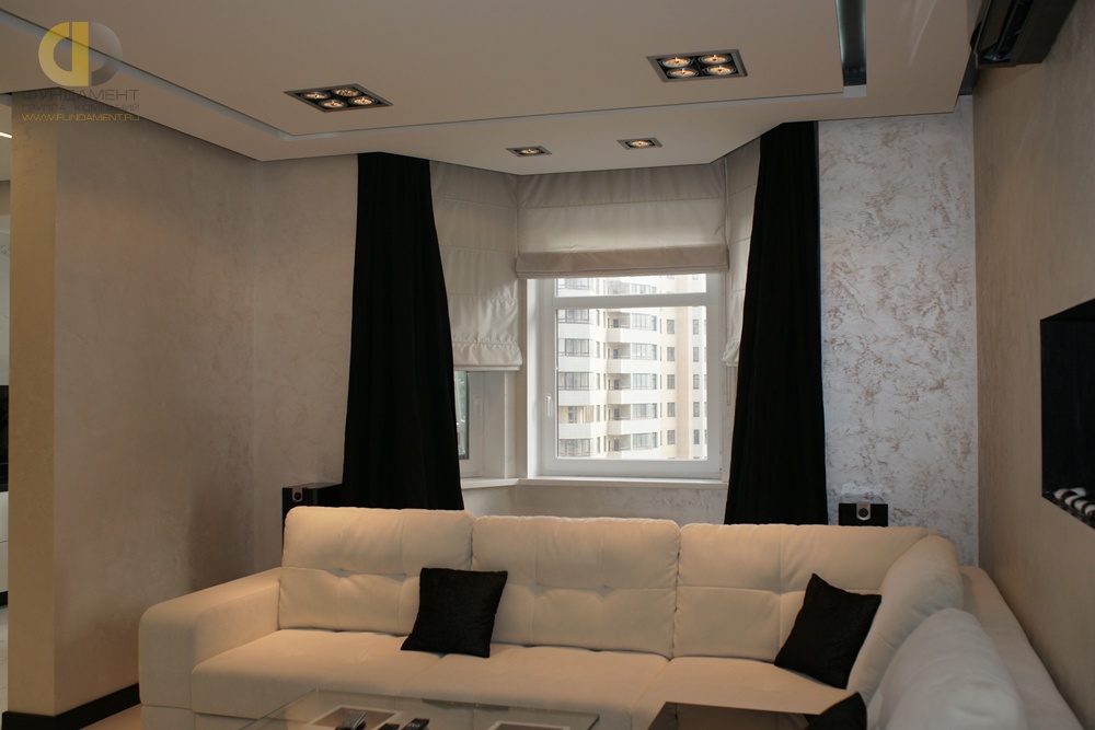 Идея оформления потолка для минималистичной гостиной