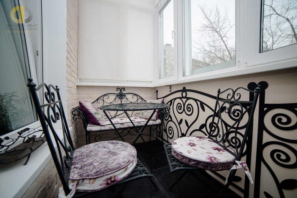 Интерьер балкона с зоной для отдыха