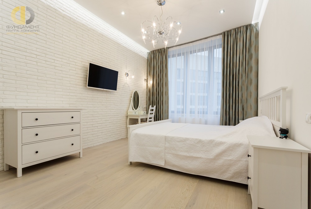 Интерьер спальни в скандинавском стиле с отделкой из белого кирпича