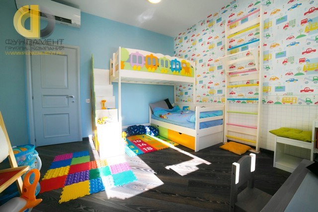 Яркий интерьер детской комнаты для двоих детей