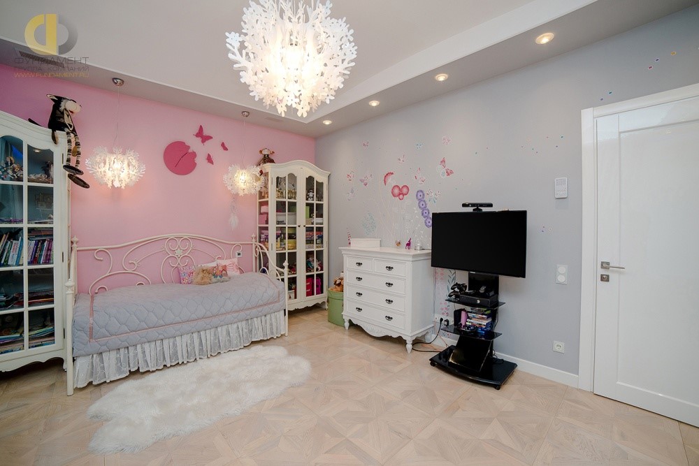 Детская комната с розовыми оттенками в квартире