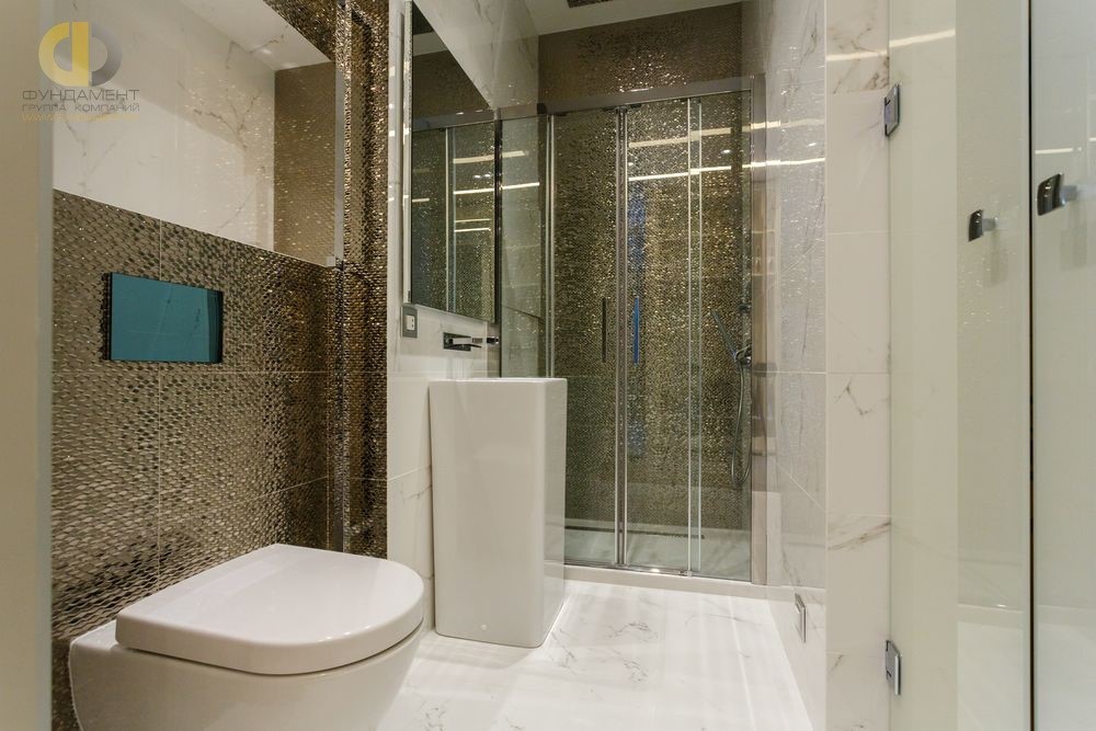 Интерьер ванной комнаты на ул. Мосфильмовской с золотой мозаикой