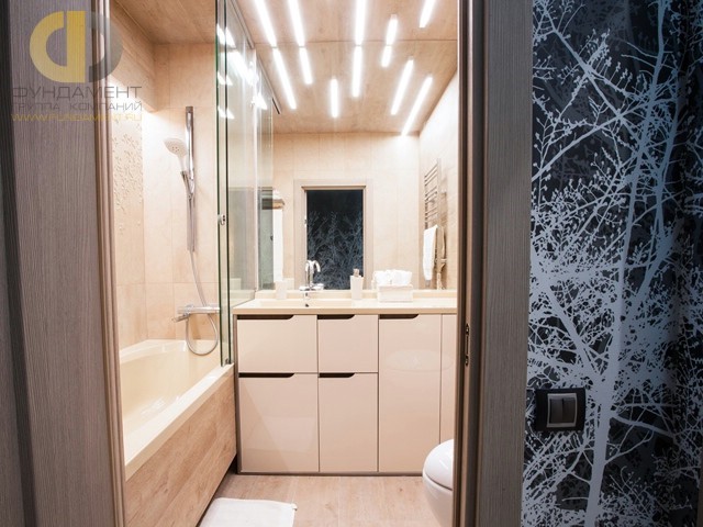 Интерьер ванной комнаты со стеклянными шторками