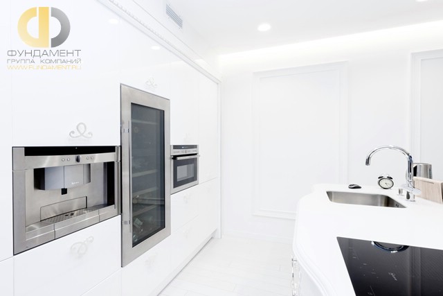 Интерьер белой кухни в стиле арт-деко