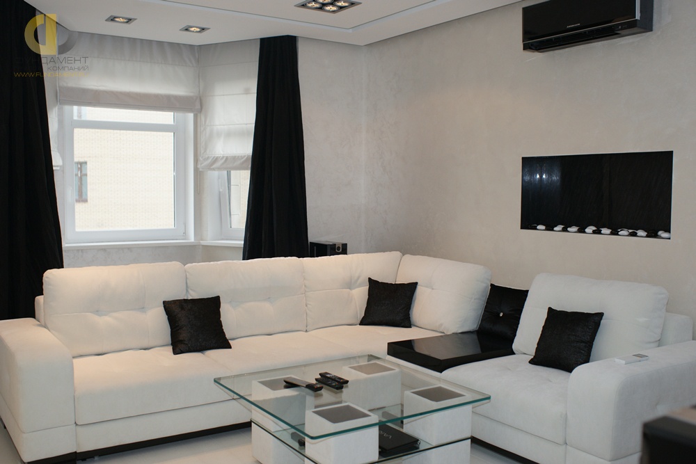 Белая гостиная со встроенным камином в стиле минимализм в квартире на ул. Пудовкина