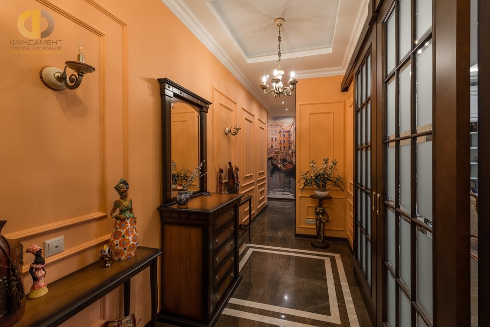 Ремонт квартиры в стиле эклектика на ул. Столетова – коридор в колониальном стиле с яркими стенами
