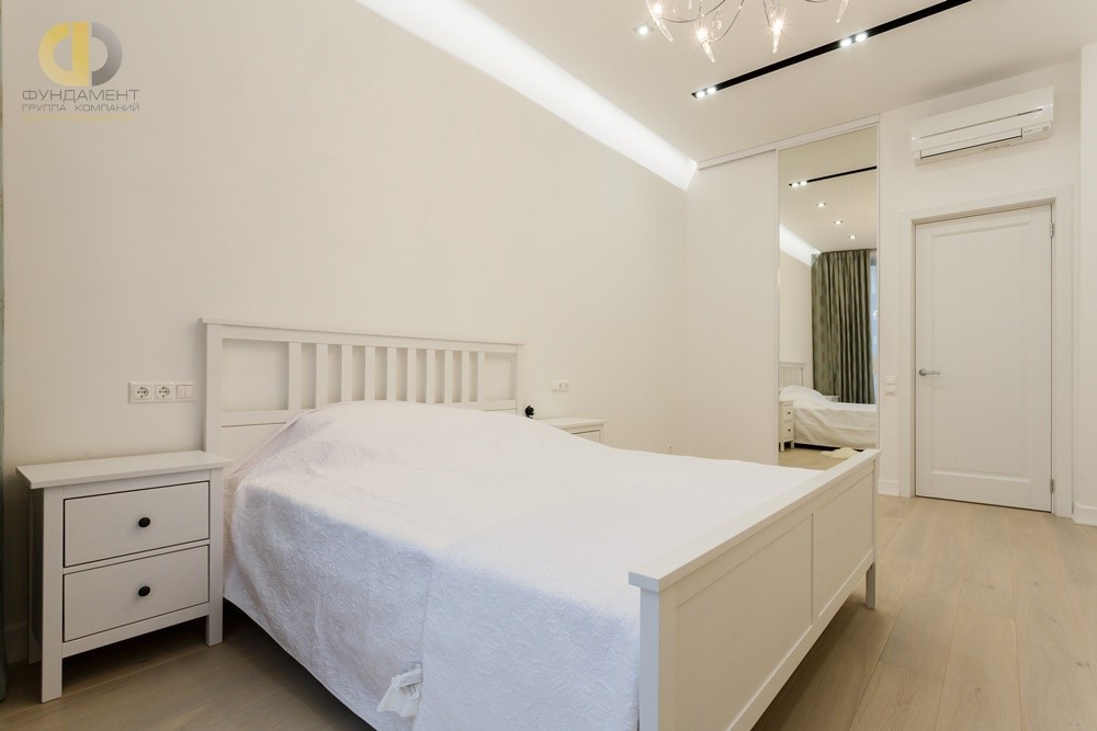 Белая спальня в квартире после ремонтных работ