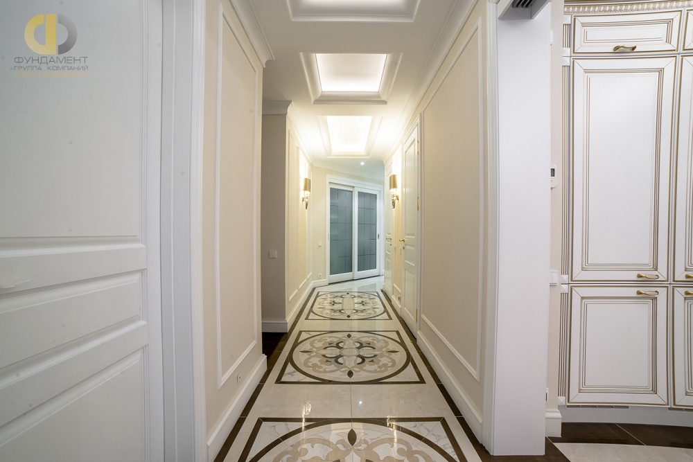 Дизайн коридора в светлых тонах