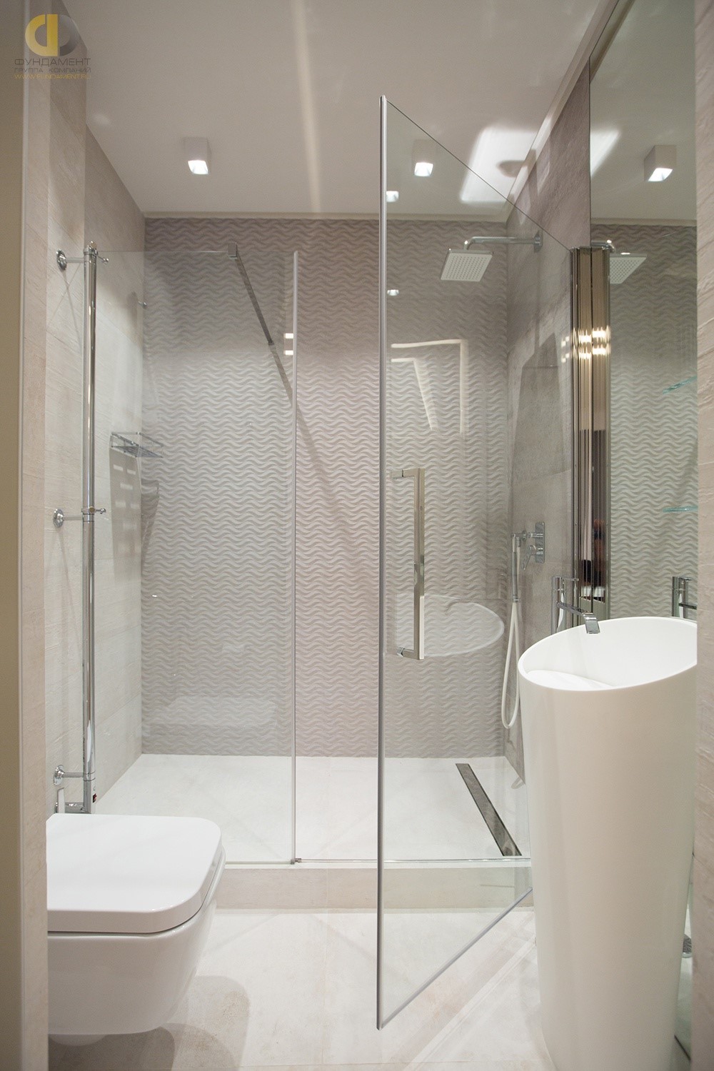 Современная ванная комната с минимальным комплектом оборудования