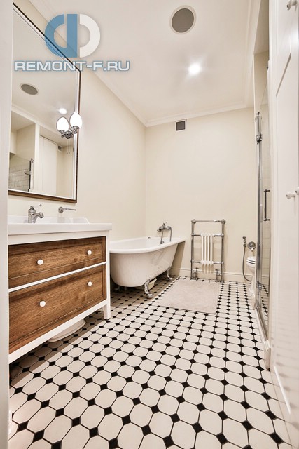 Интерьер ванной комнаты с элементами классического стиля