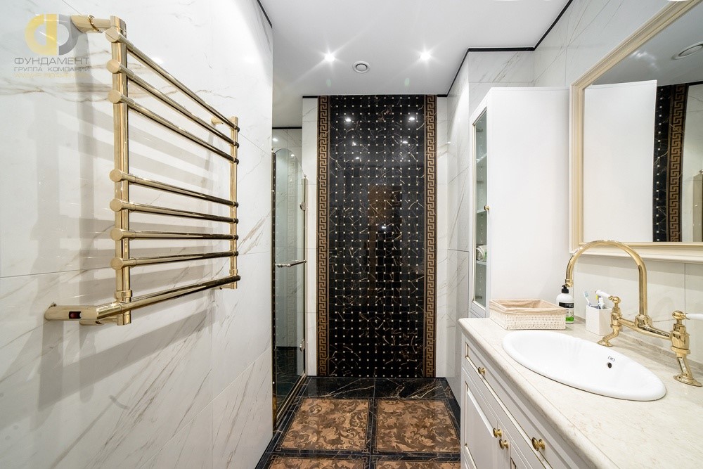 Ванная комната с золотистыми фактурами в отделке