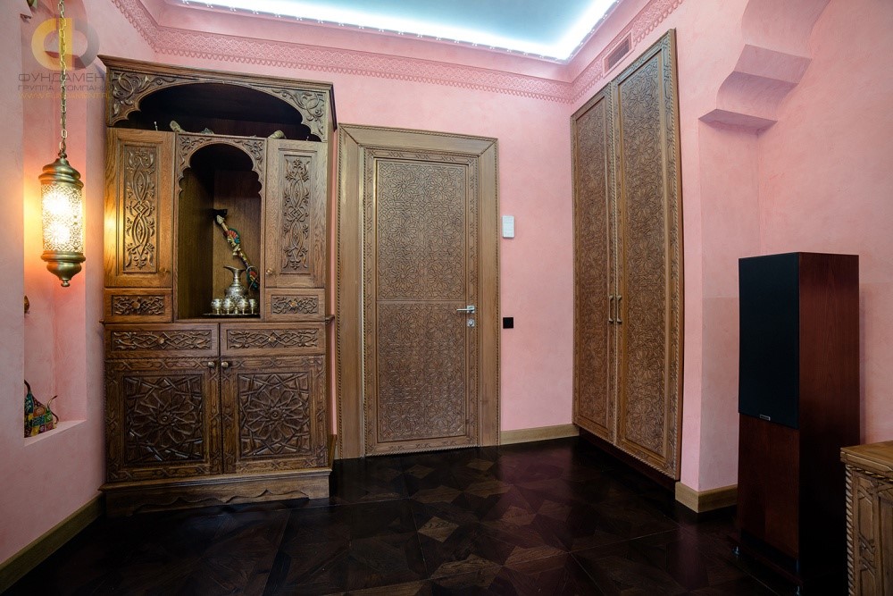 Интерьер кабинета в колониальном стиле в квартире на ул. Маломосковской