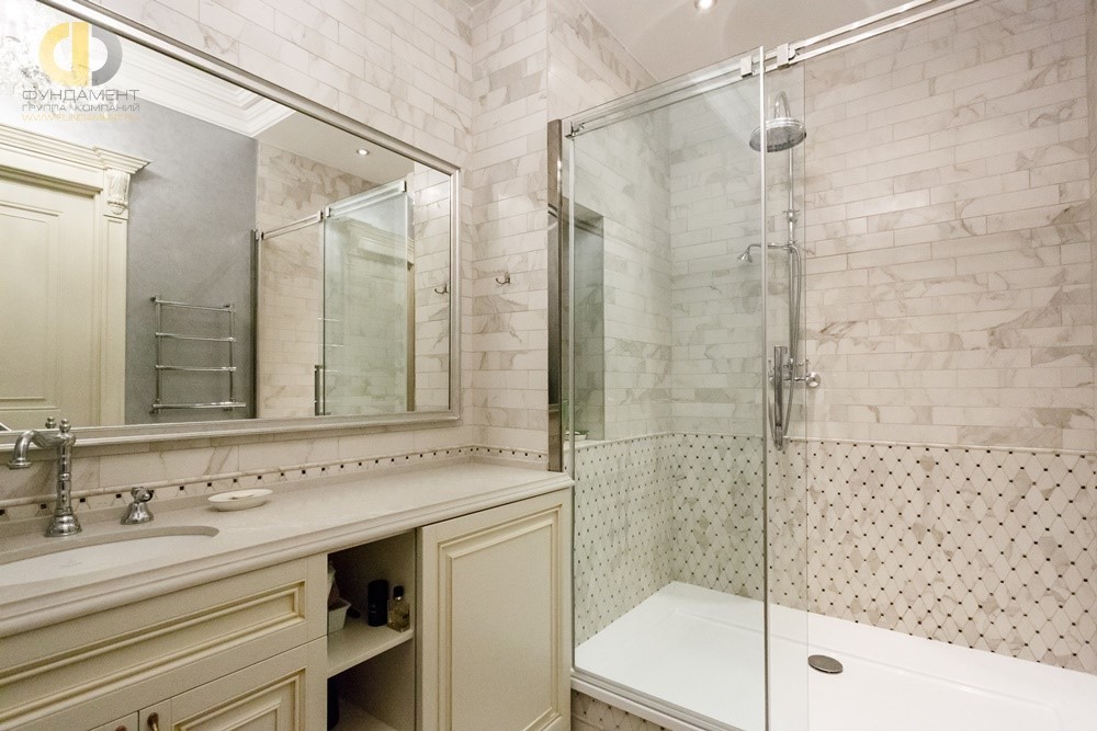 Интерьер светлой ванной комнаты в классическом стиле