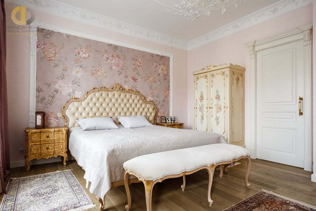 Интерьер спальни в квартире в классическом стиле. Реальное фото 2018