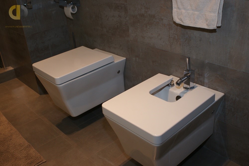Интерьер ванной комнаты с подвесной сантехникой