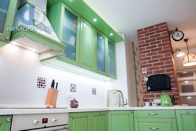 Зеленый кухонный гарнитур в двухкомнатной квартире