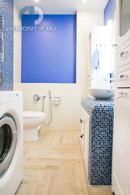 Интерьер ванной комнаты с голубыми акцентами