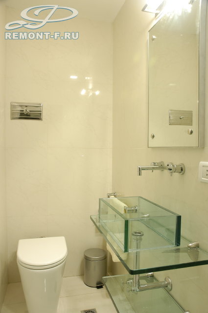 Ремонт ванной комнаты под ключ со стеклянной раковиной. Фото зоны умывания