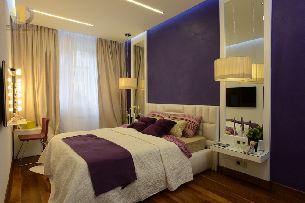 Спальня с лиловой отделкой в современном стиле