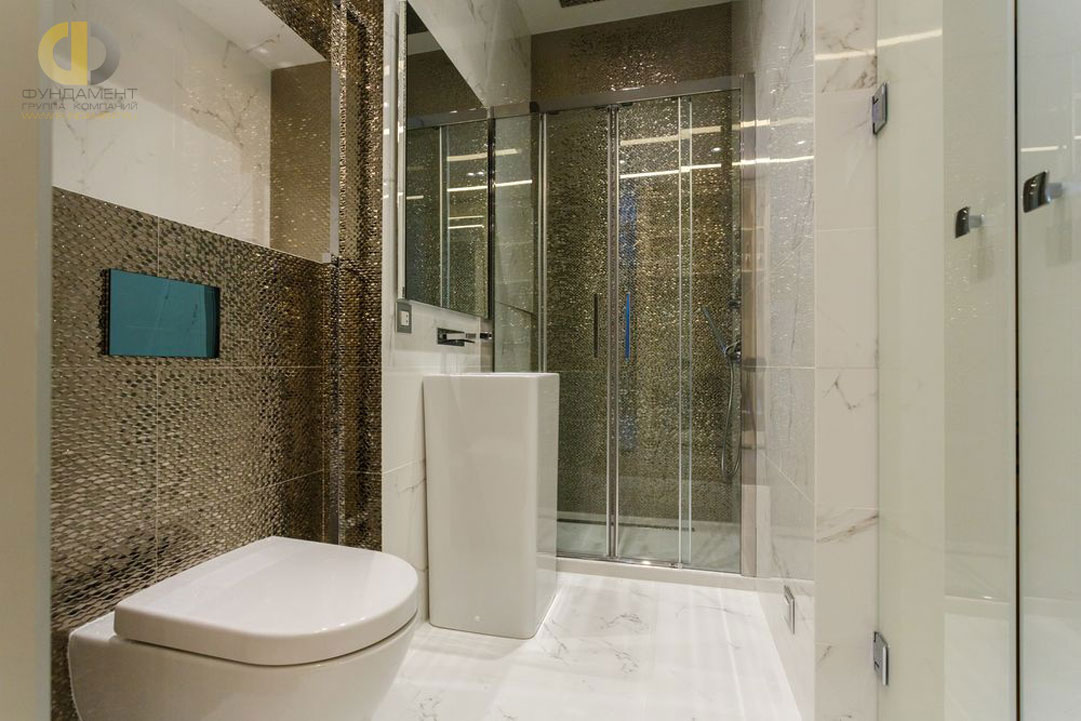 Ванная комната в современном стиле с золотистой плиткой