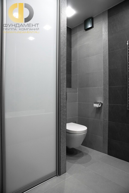 Ванная комната в серых тонах с узкими перегородками