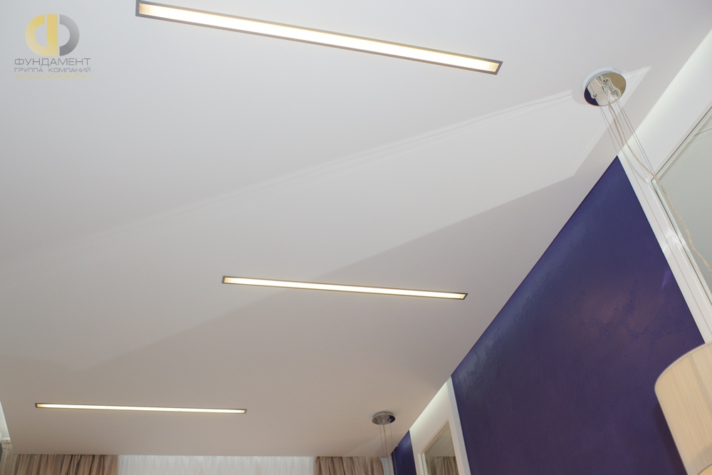 Решение потолка с подсветками-лентами в современной спальне