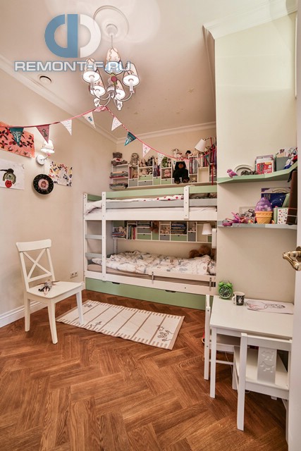 Светлая детская комната с дизайнерской мебелью