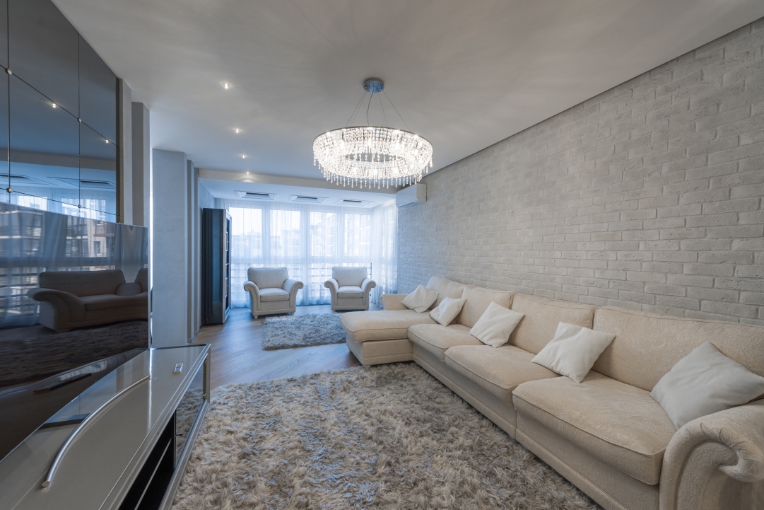 На фото:Интерьер гостиной в квартире в стиле буржуазный минимализм