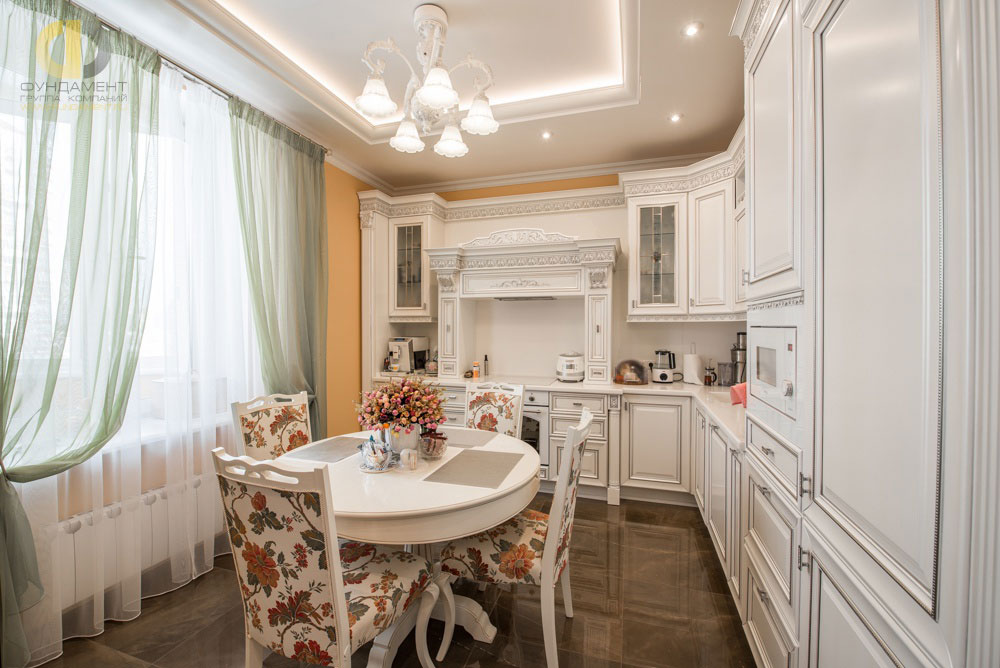 Дизайн классической кухни с белой мебелью в квартире на ул. Столетова