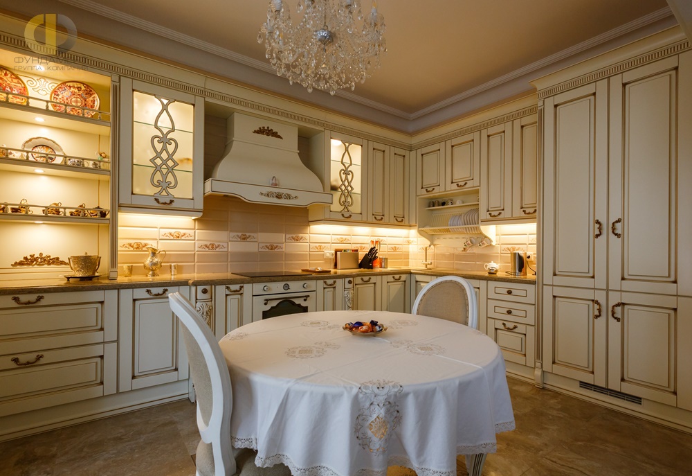 Фотография светлой кухни в стиле классика после ремонта