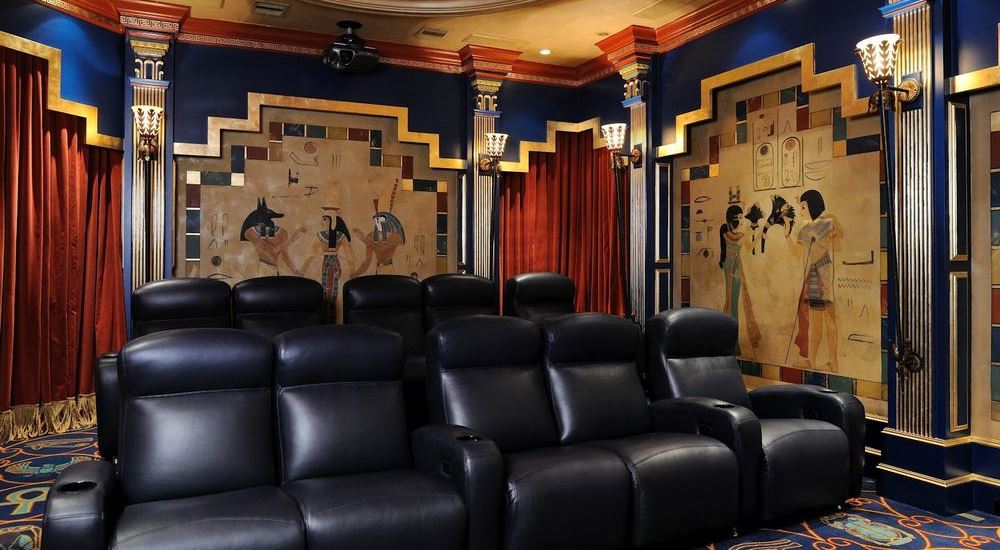 На фото:Ремонт кинотеатра в египетском стиле