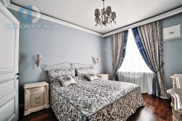 Дизайн голубой спальни в классическом стиле